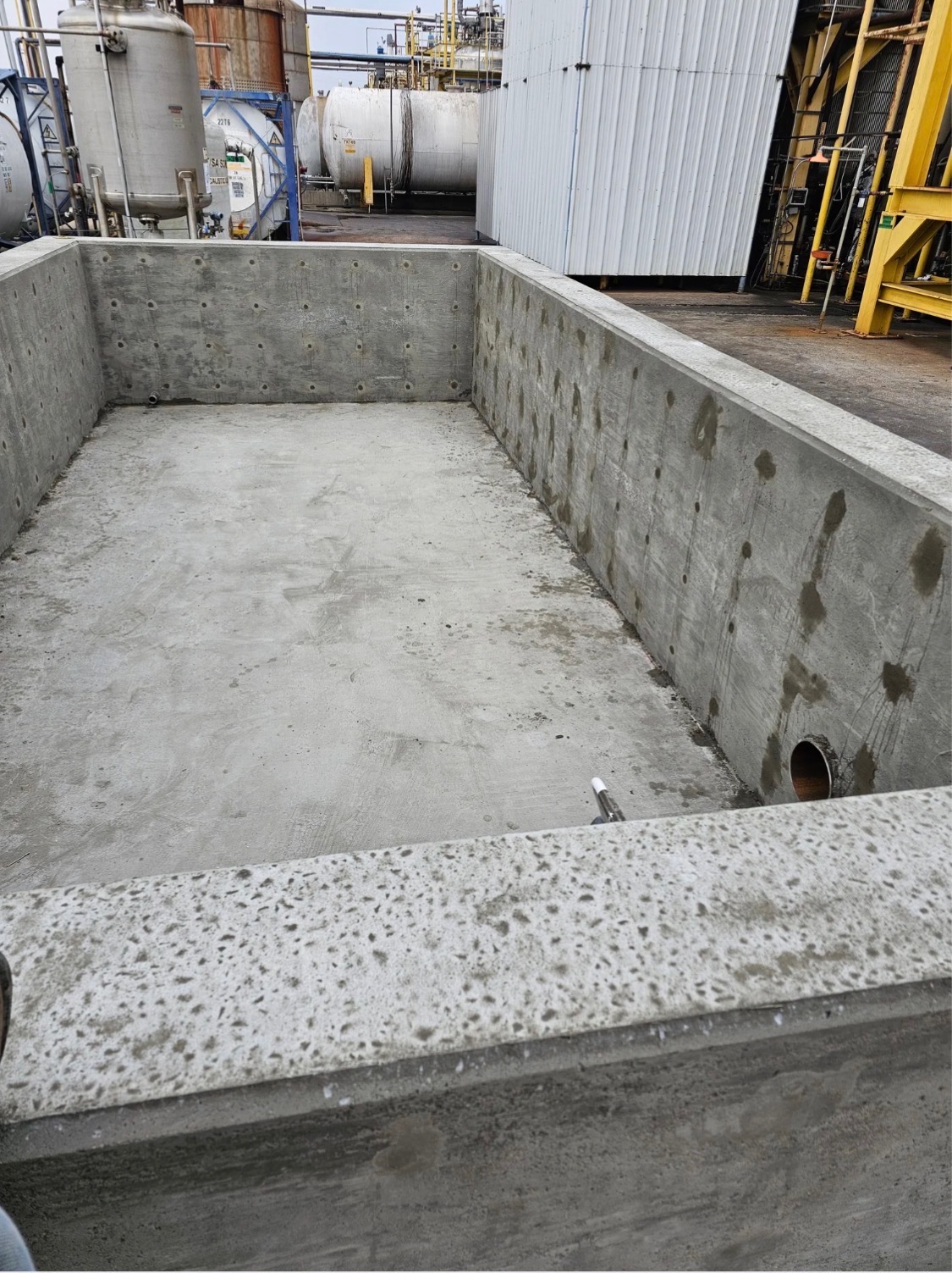 Industrial containment wall